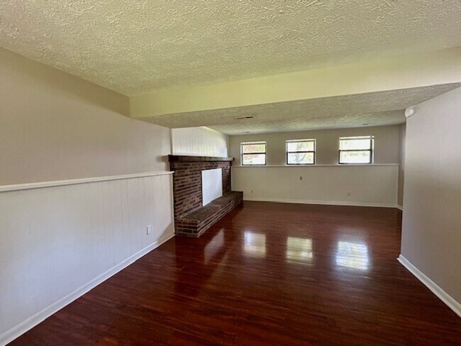 Building Photo - Welcome Home to This Beautifully Maintained Tri-Level Gem!