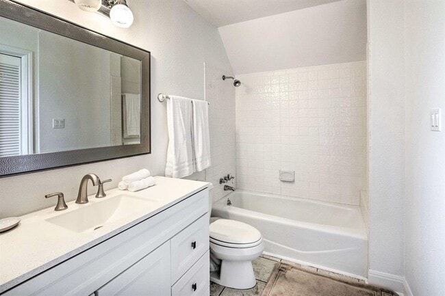 Building Photo - 15805 Richards Dr