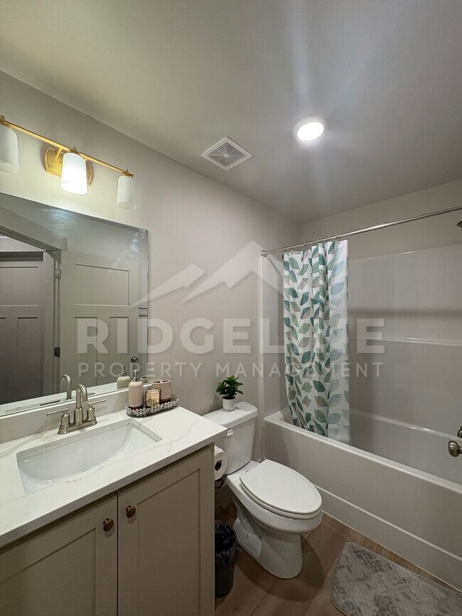 Building Photo - Fully Furnished Mid-Term Rental