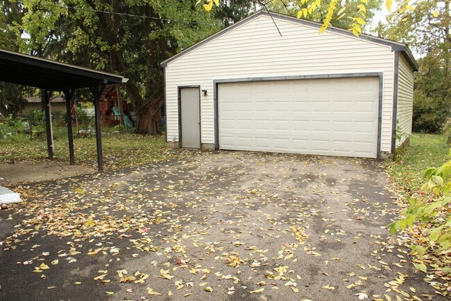 Building Photo - 1703 Shady Lane Rd