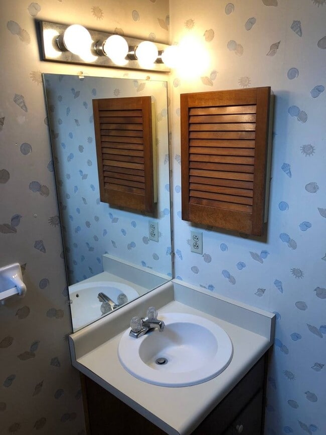 Building Photo - Two-Story 2 bed/2bath townhouse off Park Avenue!