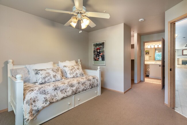 Building Photo - Columbia River View Condo - Hayden Island!