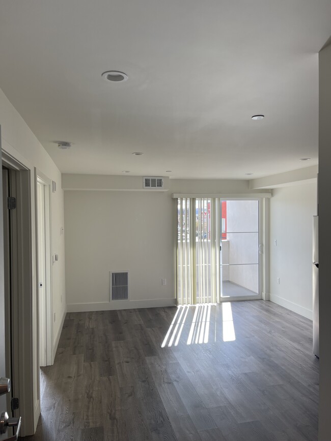 Building Photo - 8548 Reseda Blvd