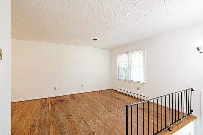 Building Photo - Move-in Ready Northern Albemarle County Home