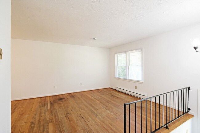 Building Photo - Move-in Ready, Pet-Friendly Northern Albemarle County Home