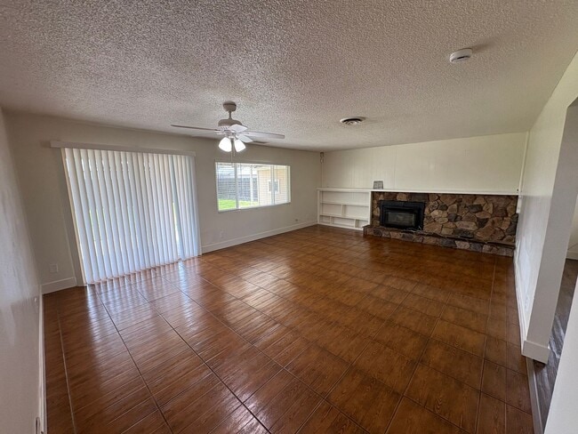 Building Photo - Spacious SE Tulare Home Near Shopping Centers Rent Ready!