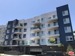 Building Photo - 105 S Mariposa Ave