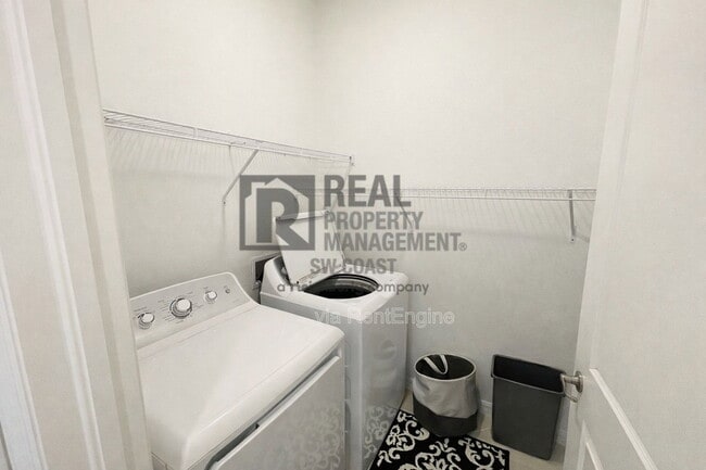 Building Photo - 2555 Vine Ave