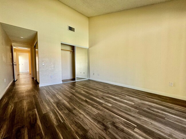 Building Photo - AVAILABLE NOW! Recently Renovated 2 Bed / ...