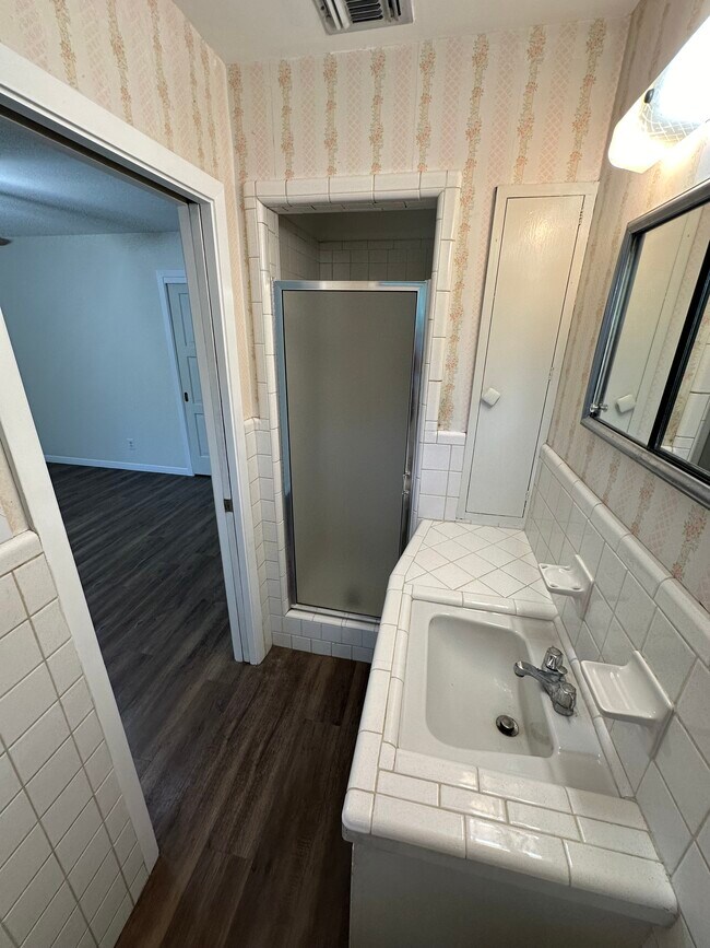 Building Photo - 711 E Locust Ave