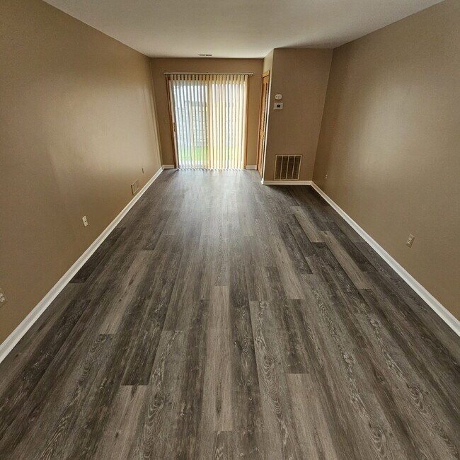 Building Photo - 2 Bedroom Lower Condo w/ Private Entrance....