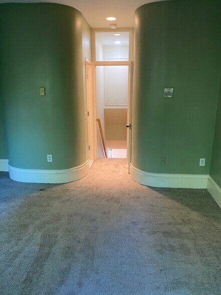 Building Photo - 16 Wellington St