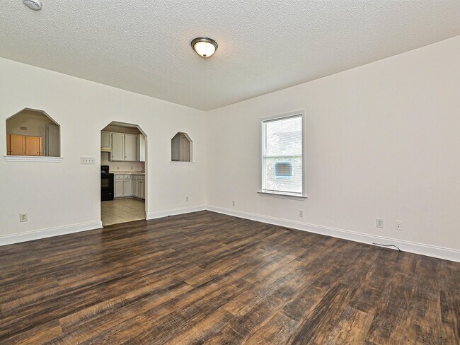 Building Photo - 610 N Pear St