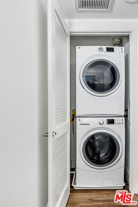 Building Photo - 453 S Kenmore Ave