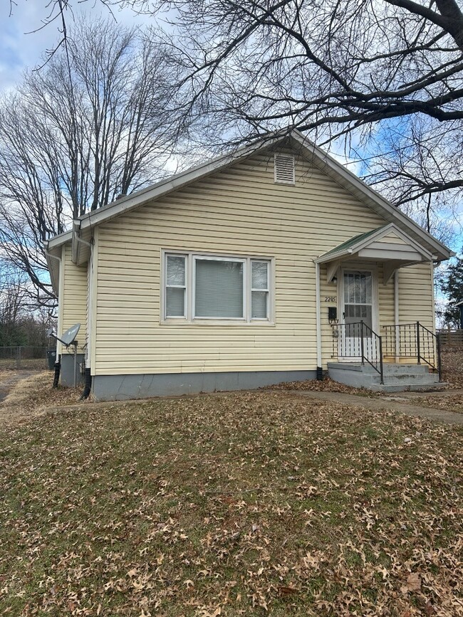 Building Photo - 2205 Mayflower Dr