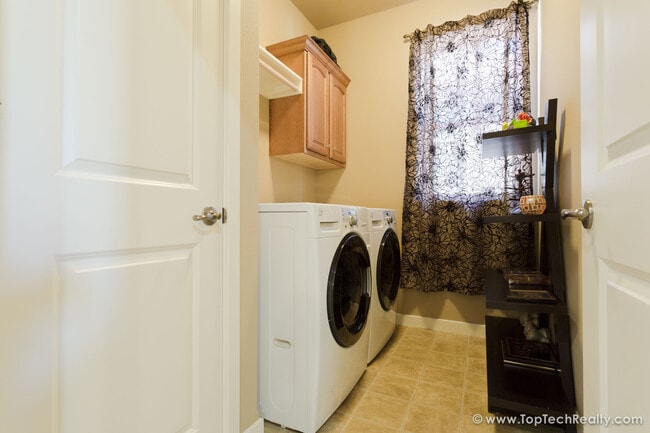Building Photo - Stunning 3BD | 3BA | Luxury Single Family Home in Orenco | Near Intel & Park | Fenced Yard I Sola...