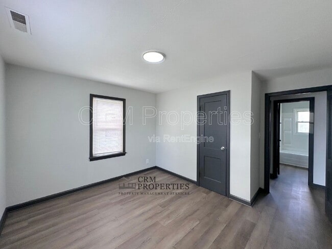 Building Photo - 1034 E Elm St