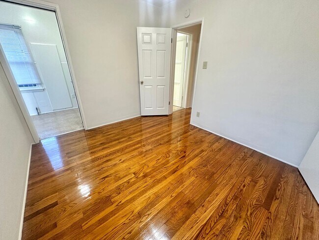 Building Photo - Charming 2-Bedroom Home with Hardwood Floors & Fireplace Near the Traffic Circle