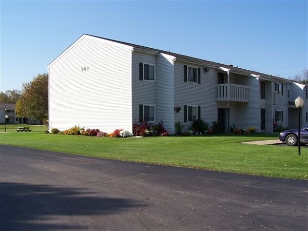 Building Photo - Brookwood Manor