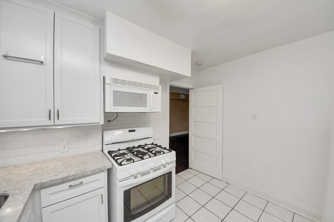 Building Photo - 2332 Sheridan St