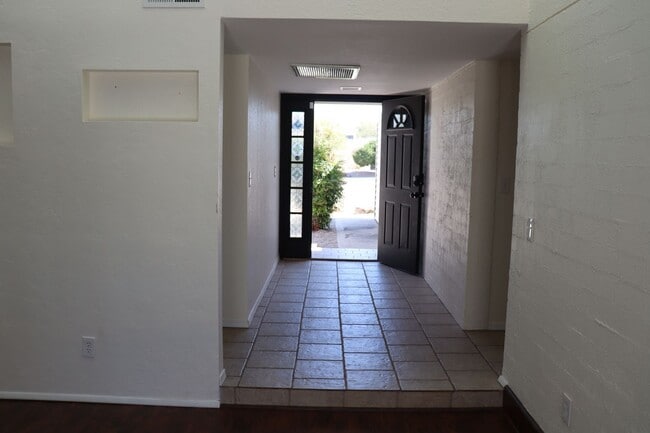 Building Photo - 5 Bedroom, 2 Bathroom