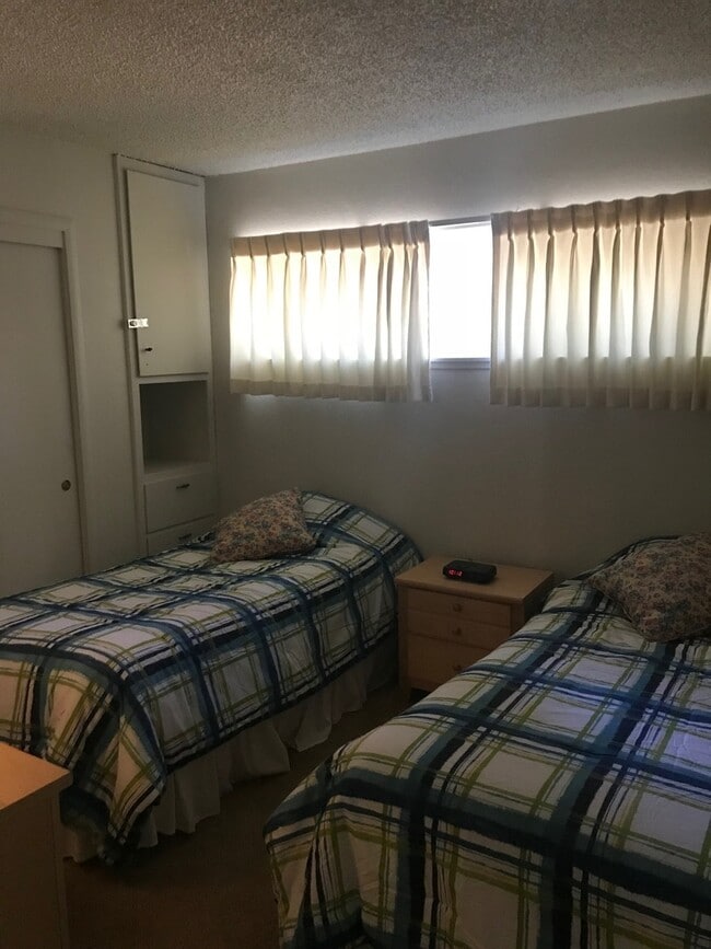 Building Photo - UNFURNISHED Upgraded Condo in Central location - Quiet Condominium Complex