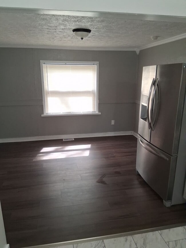 Building Photo - Charming 2 bed 1 bath with AC, large fence...
