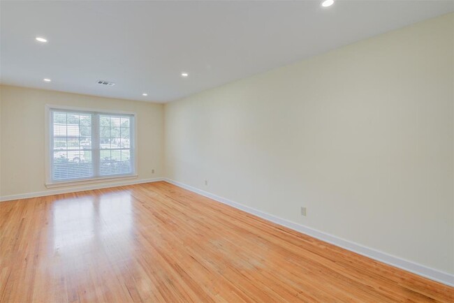 Building Photo - 8807 McAvoy Dr