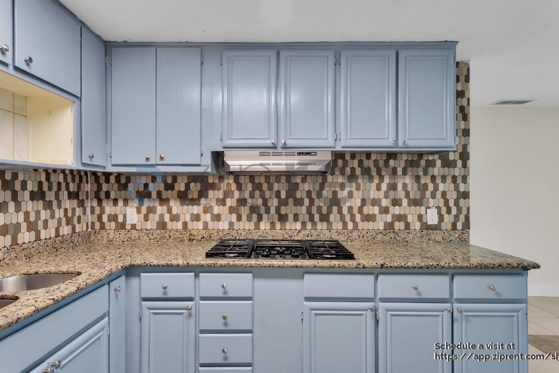 Building Photo - 1659 Knickerbocker Dr