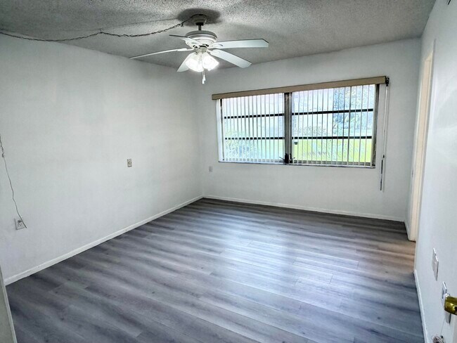 Building Photo - 1101 Bahama Bend