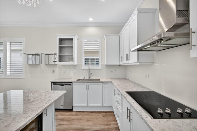 Building Photo - 508 N Birch Rd