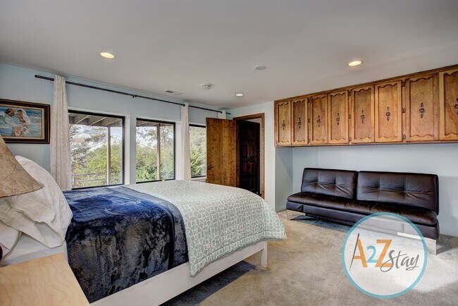 Building Photo - Executive Rental in North End Foothills