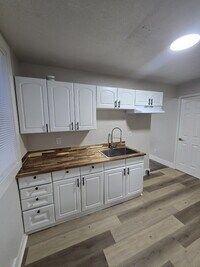 Building Photo - "Charming 1-Bed Haven with Off-Street Parking in Powell’s Prime Location!"