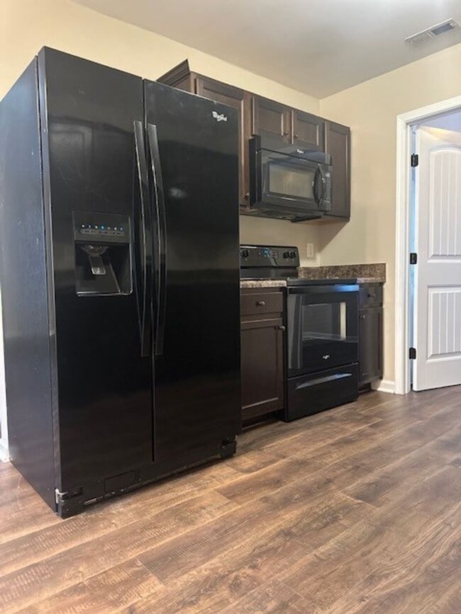 Building Photo - 3 Bed/2 Bath Home - 10 minutes to SJAFB!