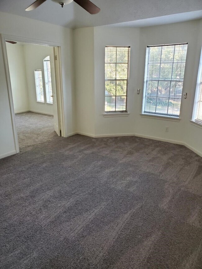 Building Photo - 7211 N Hearthstone Green Dr