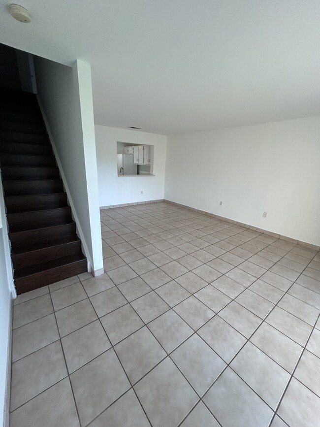 Building Photo - 212 Palm Cir E