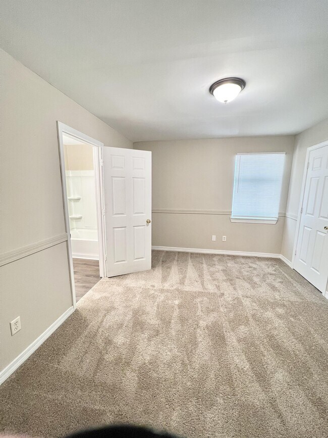 Building Photo - 601 Skyview Dr