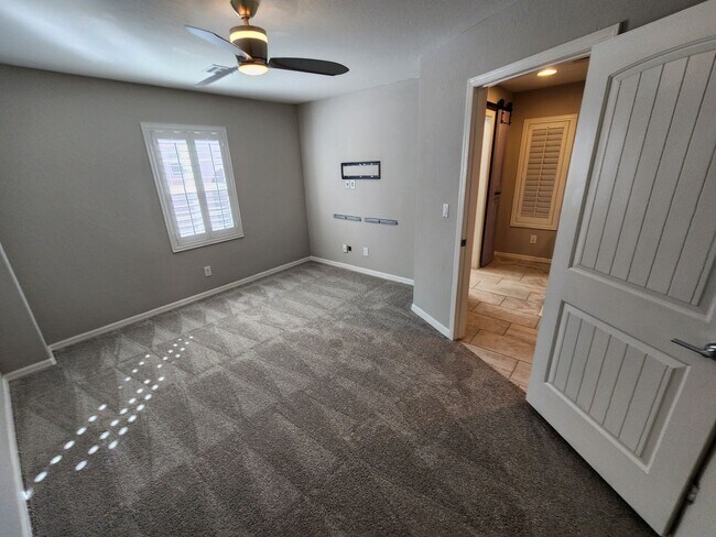 Building Photo - Three Level Mountains Edge Townhome