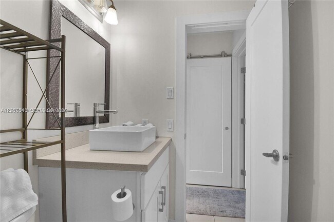 Building Photo - 2701 Middle River Dr