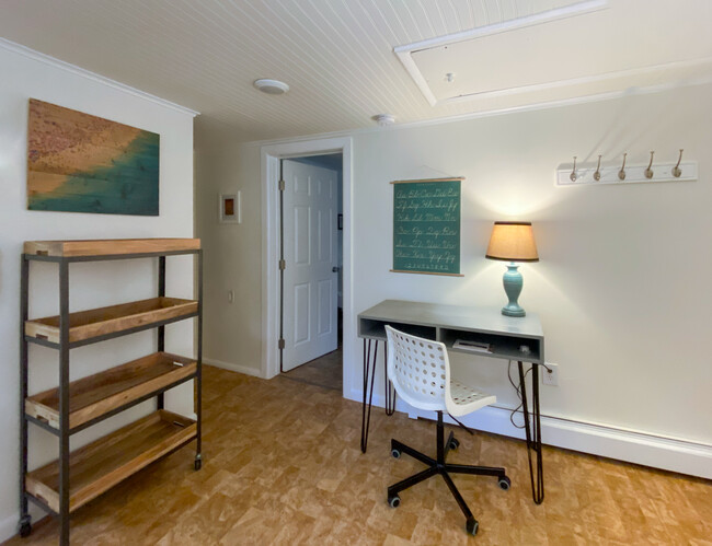 Nice desk area in the living room - 10 Newark St