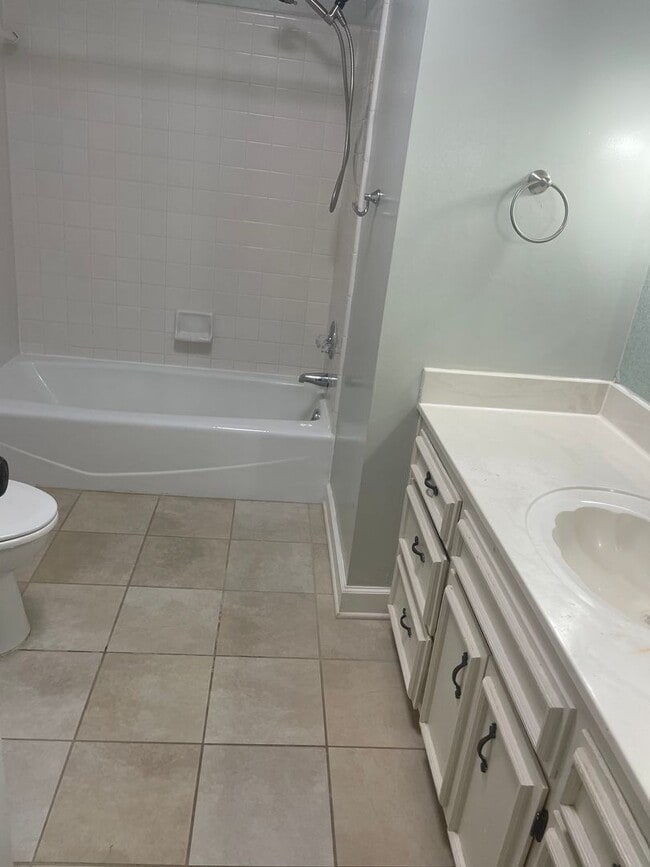 Building Photo - Spacious 4 Bedroom near Guilford College