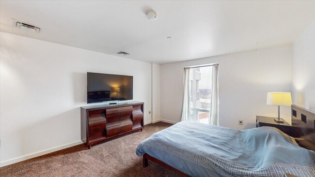 Building Photo - 3,400 SQFT CONDO IN DOWNTOWN CHAMPAIGN W/ ...