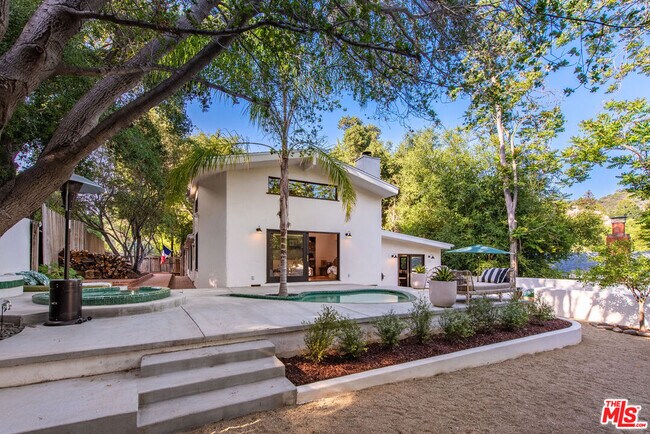 Building Photo - 1362 Old Topanga Canyon Rd