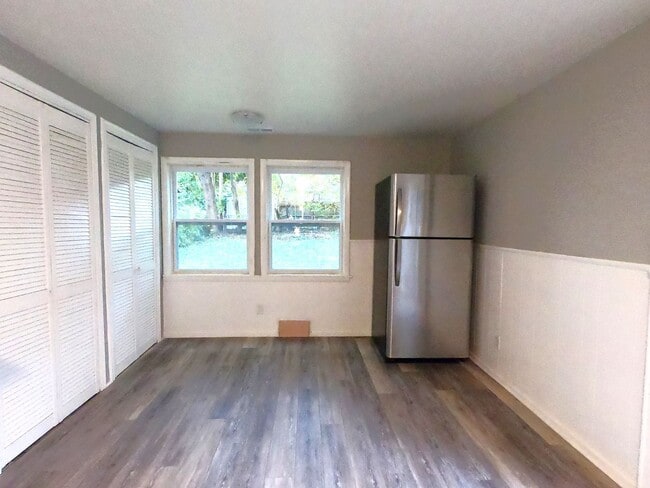 Building Photo - SEE IT NOW: Charming and beautifully updated bungalow in the heart of Kansas City!