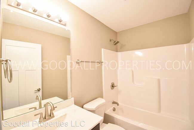 Building Photo - 4 br, 3 bath House - 1004 Warren St