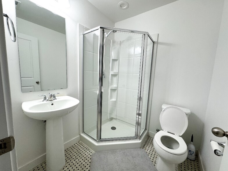 Building Photo - 811 E 975 N