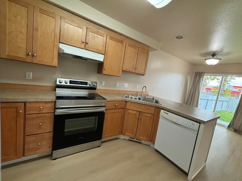 Building Photo - 8819 Lakehurst Dr
