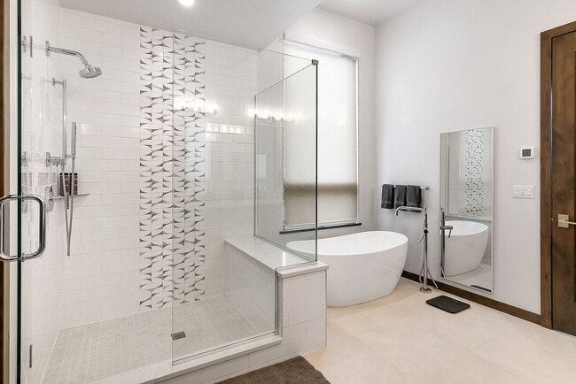 Building Photo - Luxury ski season rental is an entertainer...