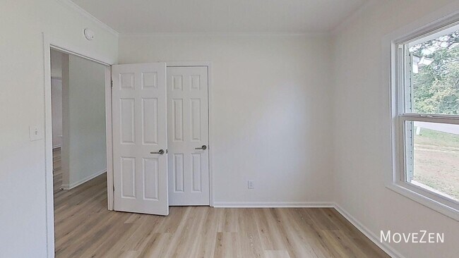 Building Photo - 206 Plaza Dr