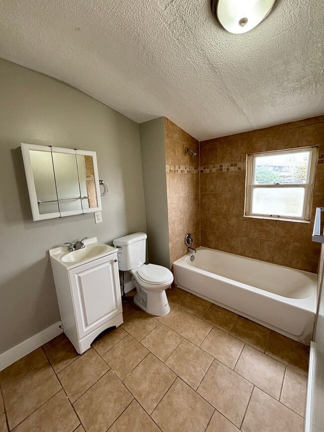Building Photo - Beautiful 3 Bed 2 Bath Rental in Clearfiel...